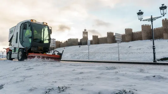 Una máquina quitanieves retira la nieve y el hielo en los alrededores del lienzo norte de la muralla de Ávila este sábado Una máquina quitanieves retira la nieve y el hielo en los alrededores del lienzo norte de la muralla de Ávila este sábado