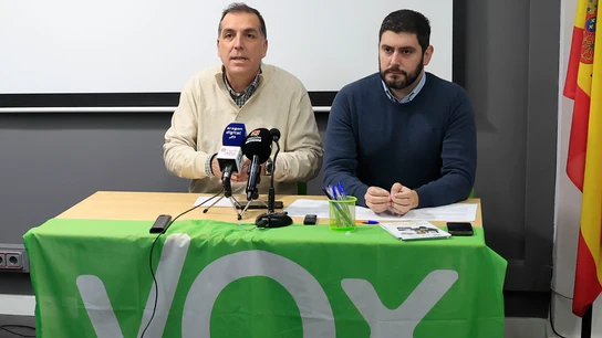 El candidato de Vox en Aragón, Alejandro Nolasco (dcha.), y el portavoz de Inmigración, Samuel Vázquez (izq.) El candidato de Vox en Aragón, Alejandro Nolasco (dcha.), y el portavoz de Inmigración, Samuel Vázquez (izq.)
