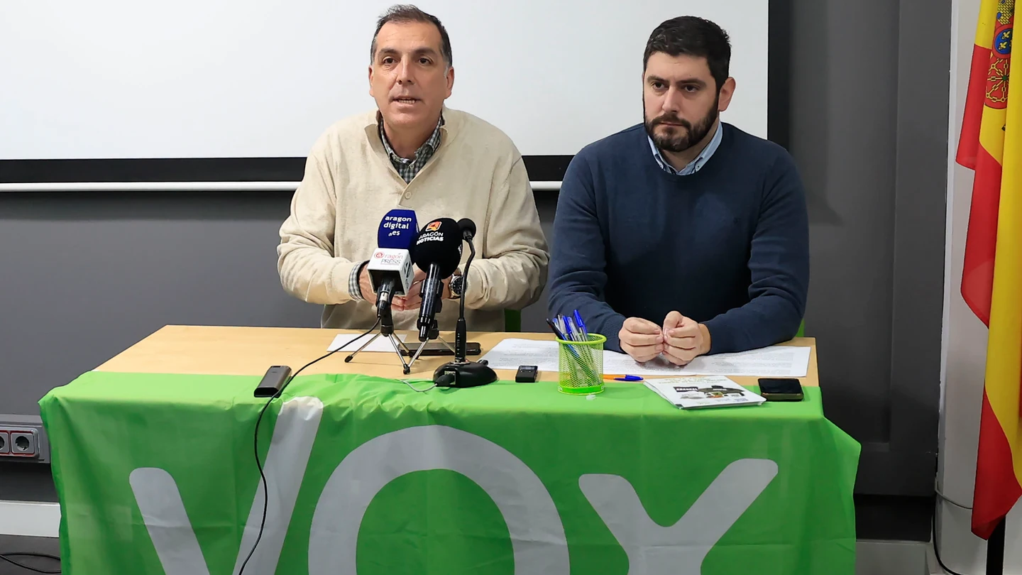 El candidato de Vox en Aragón, Alejandro Nolasco (dcha.), y el portavoz de Inmigración, Samuel Vázquez (izq.) El candidato de Vox en Aragón, Alejandro Nolasco (dcha.), y el portavoz de Inmigración, Samuel Vázquez (izq.)