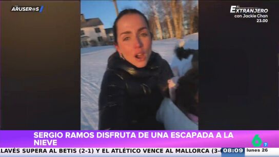 El v&iacute;deo de Ana de Armas jugando con sus perros y amigos en la nieve