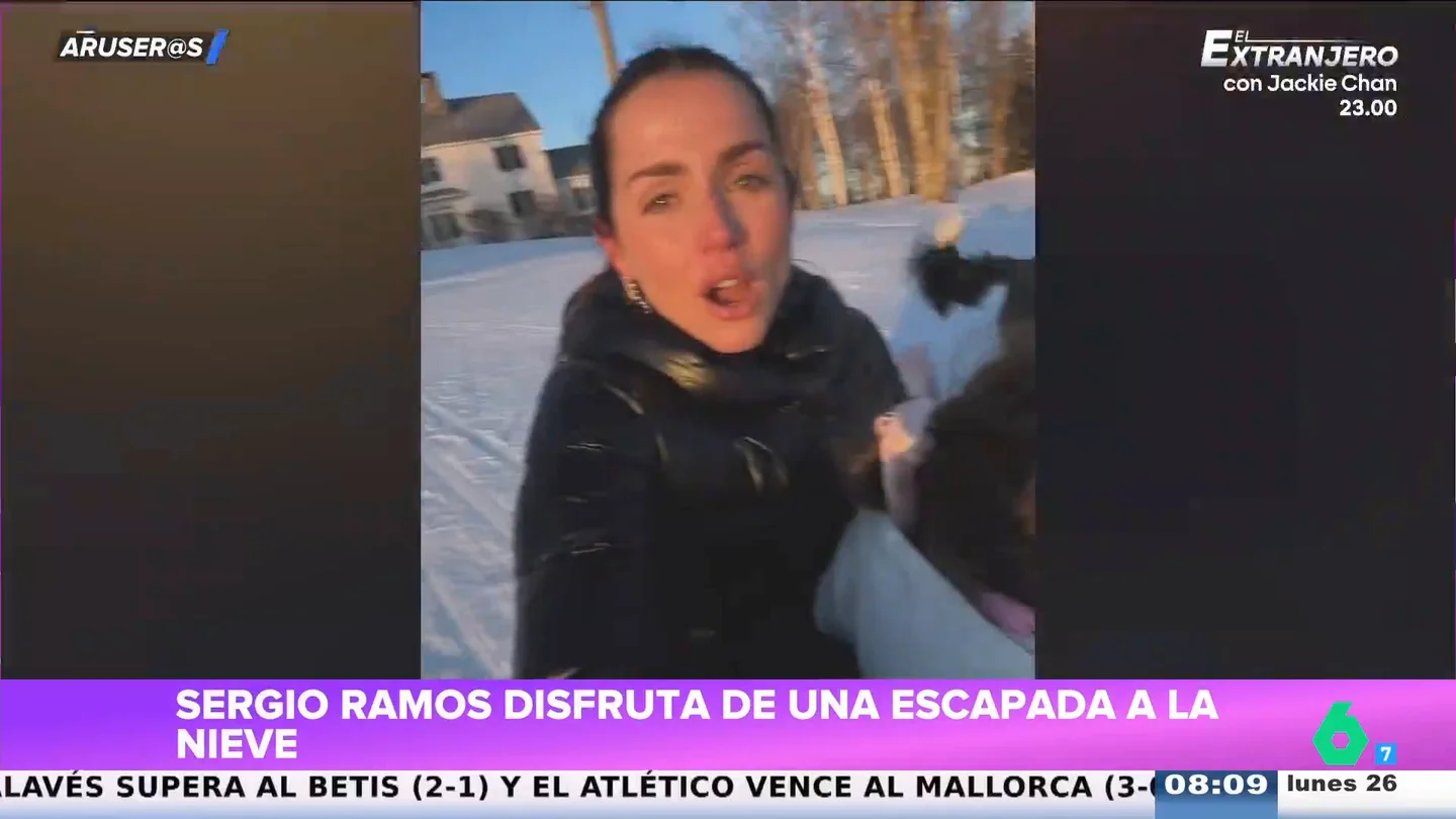 El vídeo de Ana de Armas jugando con sus perros y amigos en la nieve El vídeo de Ana de Armas jugando con sus perros y amigos en la nieve