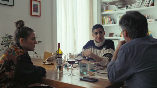 Alba Flores y Carla Sim&oacute;n hacen una relectura de la d&eacute;cada de los 80, m&aacute;s all&aacute; de la hero&iacute;na: "No tenemos permiso para parecernos a ellos"