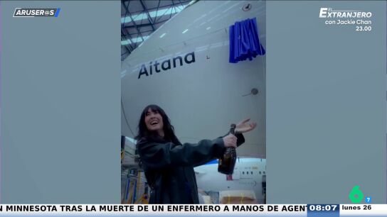 Aitana confiesa que le da miedo volar en la presentaci&oacute;n del avi&oacute;n que lleva su nombre: "Pens&eacute; que era una broma"