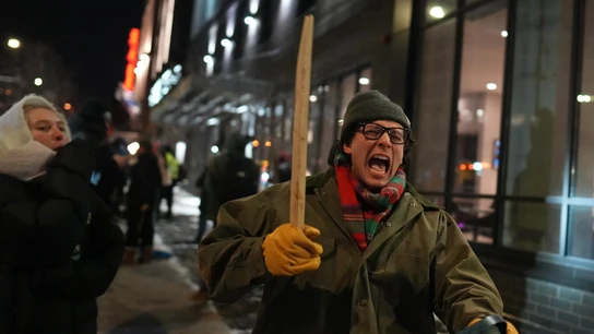Un manifestante protesta contra ICE por las calles de Minnesota Un manifestante protesta contra ICE por las calles de Minnesota