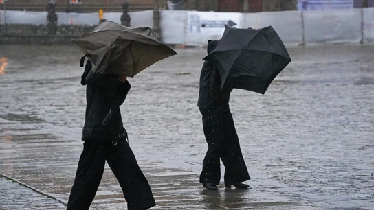 Varias personas intentan sujetar sus paraguas, a 26 de enero de 2026, en Santiago de Compostela, A Coruña, Galicia (España). Varias personas intentan sujetar sus paraguas, a 26 de enero de 2026, en Santiago de Compostela, A Coruña, Galicia (España).