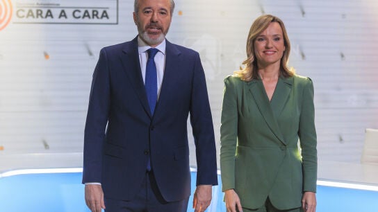 El candidato a la presidencia de Arag&oacute;n por el PP, Jorge Azc&oacute;n (i), y la candidata del PSOE, Pilar Alegr&iacute;a (d), posan en el plat&oacute; de Arag&oacute;n TV antes de comenzar el debate cara a cara este lunes, en Zaragoza. 