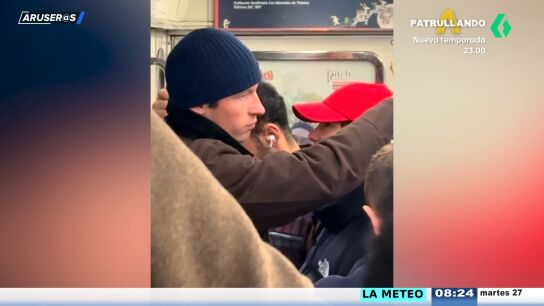 El v&iacute;deo de Dua Lipa y Callum Turner vestidos de inc&oacute;gnito en el Metro de Par&iacute;s