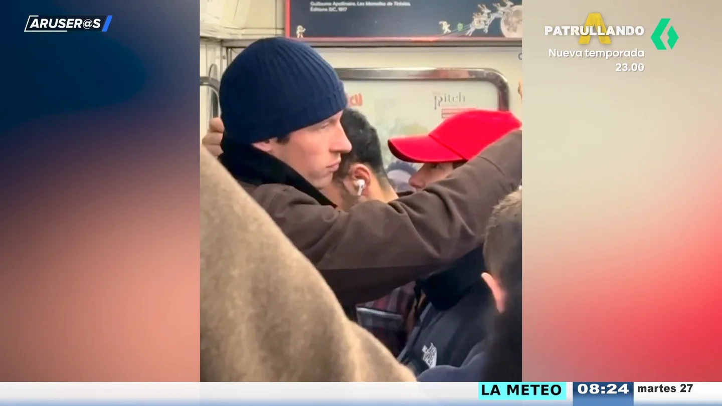 El vídeo de Dua Lipa y Callum Turner vestidos de incógnito en el Metro de París El vídeo de Dua Lipa y Callum Turner vestidos de incógnito en el Metro de París
