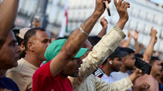 Varias personas protestan durante una manifestación contra la xenofobia en Madrid Varias personas protestan durante una manifestación contra la xenofobia en Madrid