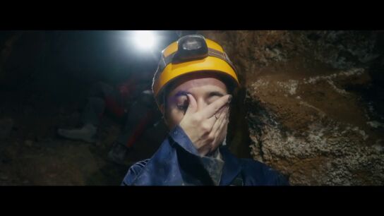 "Me estoy mareando, para la grabaci&oacute;n": el mal rato de una reportera de Apatrullando al bajar a 40 metros en una peligrosa cueva