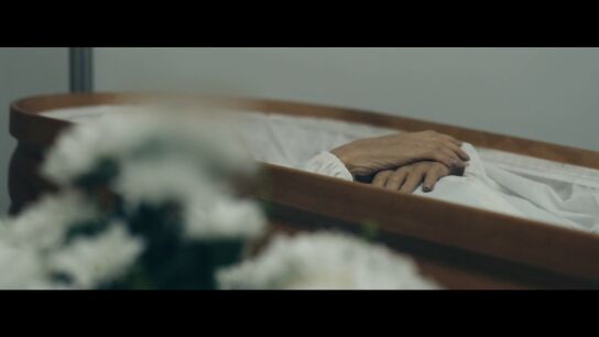 Un trabajador de un tanatorio, sobre las peticiones m&aacute;s comunes de los familiares: "Quieren que metamos dibujos de los nietos o tabaco"