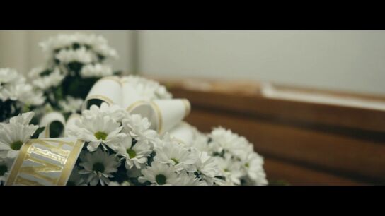 Un trabajador de un tanatorio, sobre las peticiones m&aacute;s comunes de los familiares: "Quieren que metamos dibujos de los nietos o tabaco"