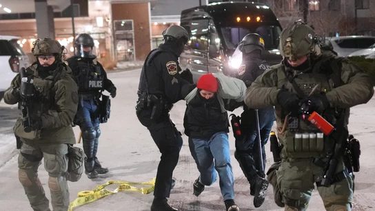 Agentes del orden detienen a un manifestante durante una protesta en Minneapolis Agentes del orden detienen a un manifestante durante una protesta en Minneapolis