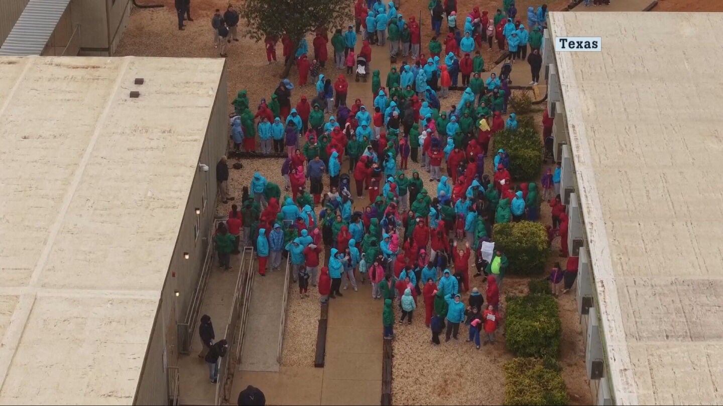 Encerrados y distribuidos por colores, las im&aacute;genes a&eacute;reas de los migrantes retenidos en un centro del ICE de Texas