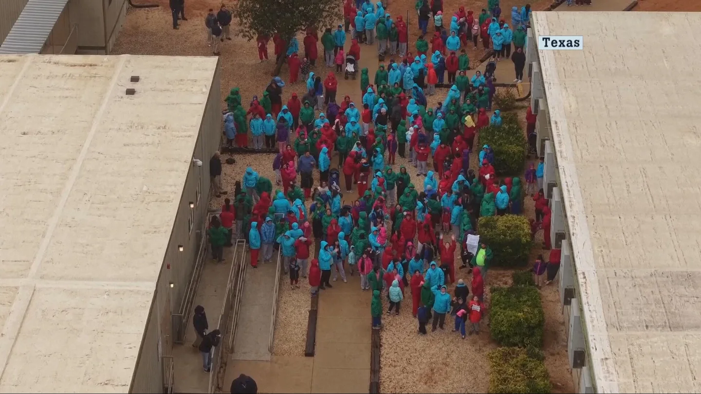 Encerrados y distribuidos por colores, las imágenes aéreas de los migrantes retenidos en un centro del ICE de Texas Encerrados y distribuidos por colores, las imágenes aéreas de los migrantes retenidos en un centro del ICE de Texas