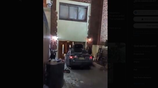 Un coche se estrella en repetidas ocasiones contra la puerta de una sinagoga en Nueva York