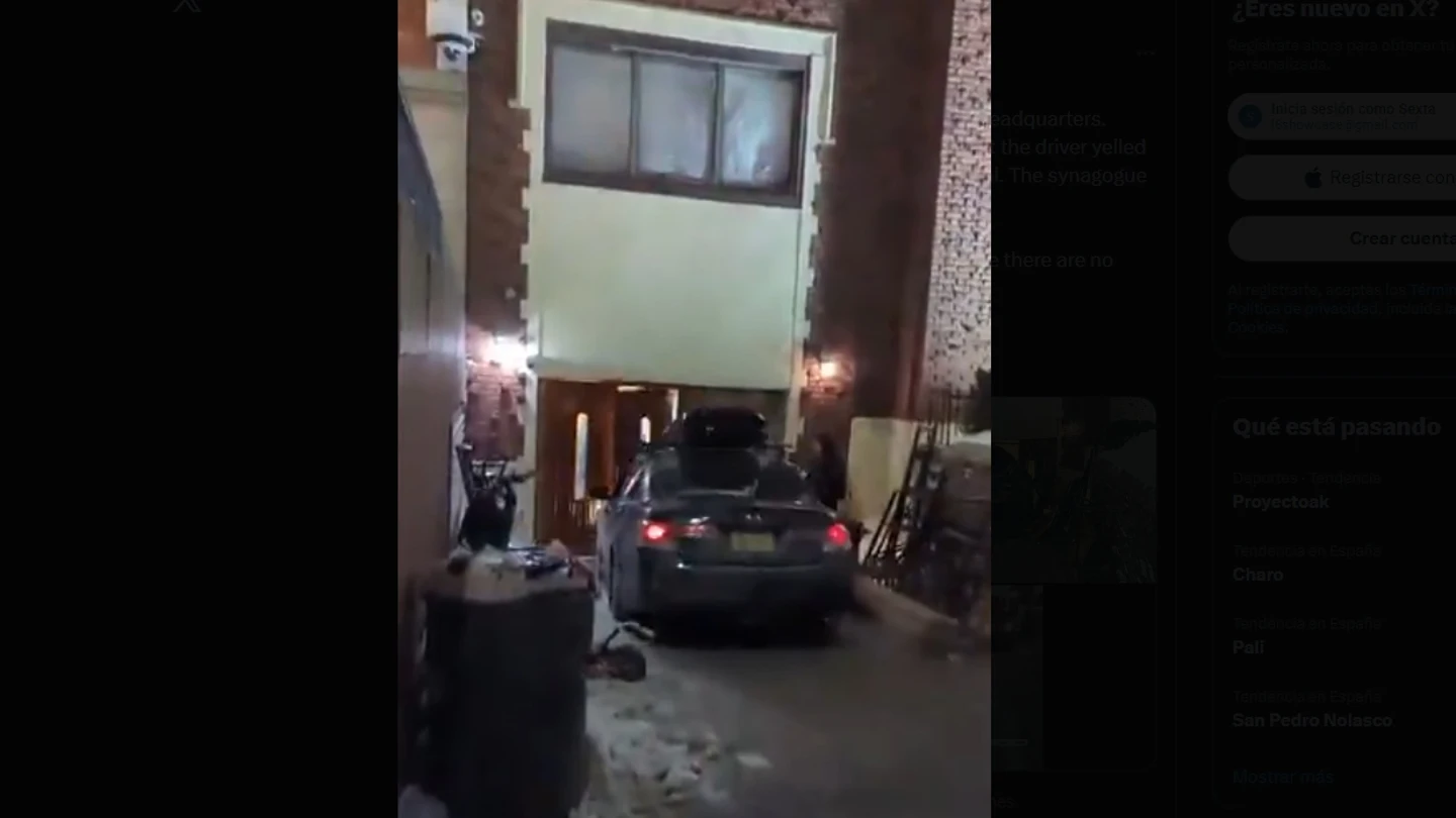 Un coche se estrella en repetidas ocasiones contra la puerta de una sinagoga en Nueva York Un coche se estrella en repetidas ocasiones contra la puerta de una sinagoga en Nueva York