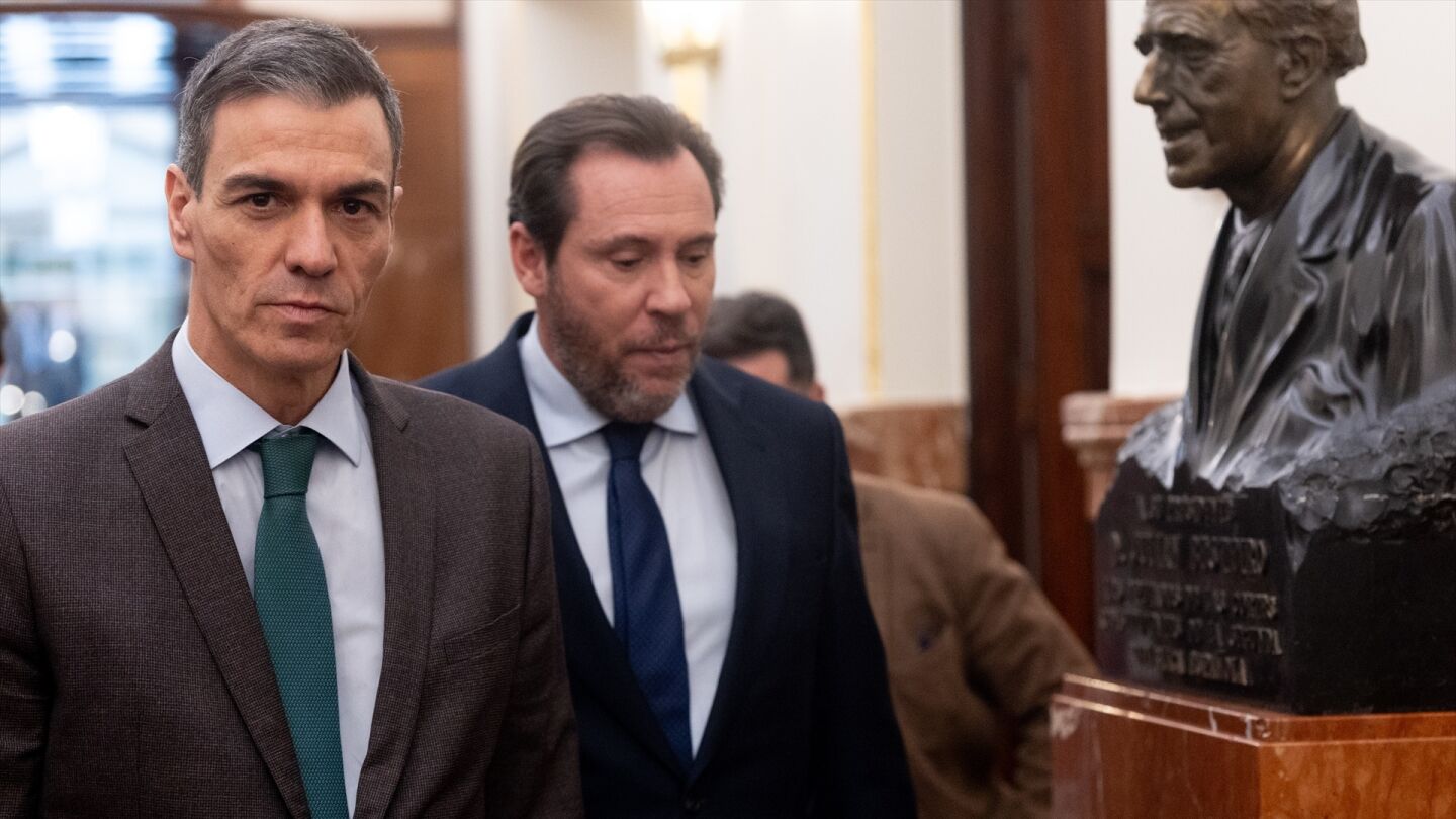 El presidente del Gobierno, Pedro S&aacute;nchez, y el ministro de Transportes, &Oacute;scar Puente, en el Congreso/ Eduardo Parra / Europa Press