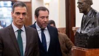 El presidente del Gobierno, Pedro S&aacute;nchez, y el ministro de Transportes, &Oacute;scar Puente, en el Congreso/ Eduardo Parra / Europa Press