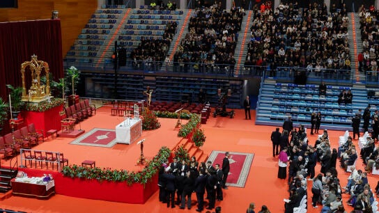 El funeral que se celebra este jueves en Huelva para acompa&ntilde;ar a los familiares de las 45 v&iacute;ctimas mortales del accidente ferroviario de Adamuz.