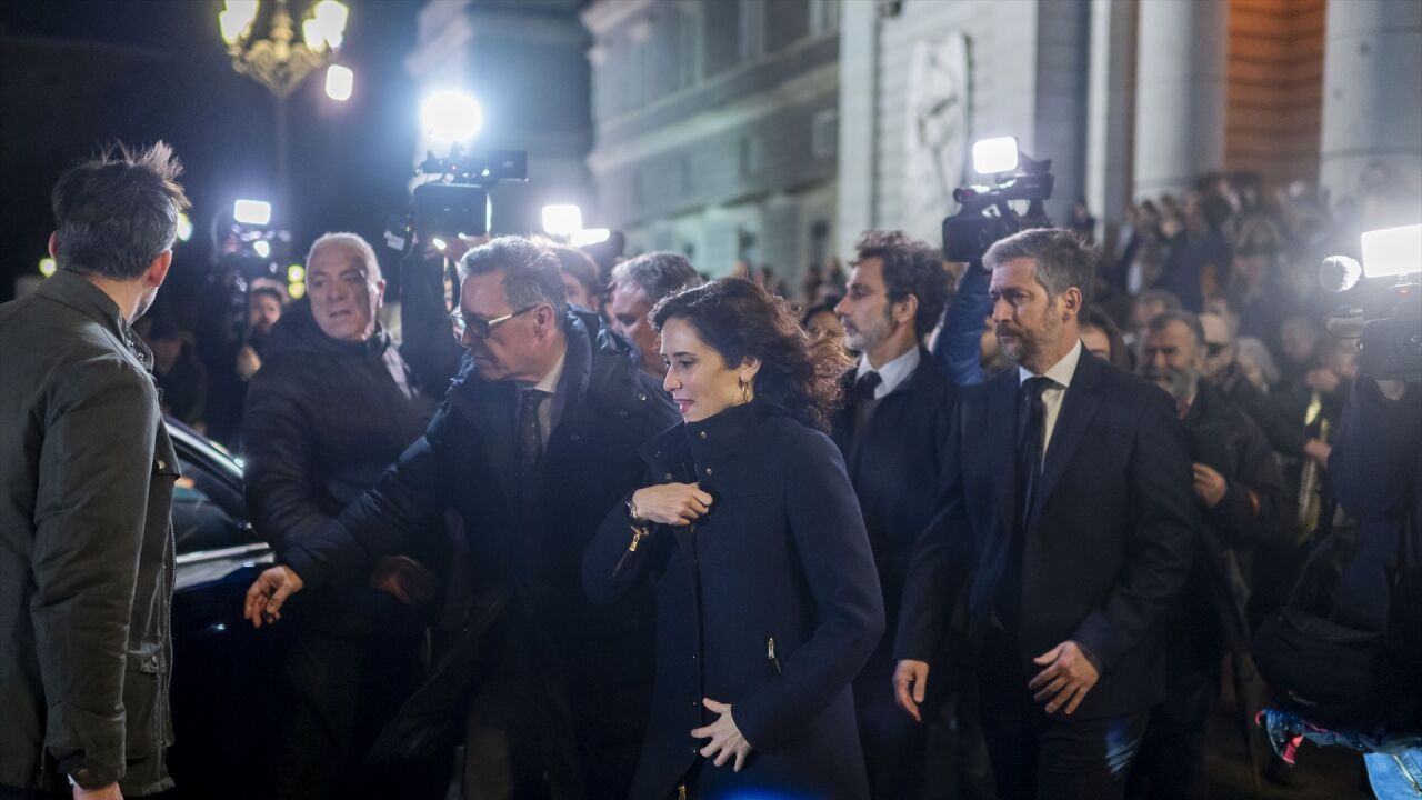 Ayuso contraprograma el funeral a las víctimas de Adamuz en Huelva con uno en Madrid al que llega entre gritos de "asesina"