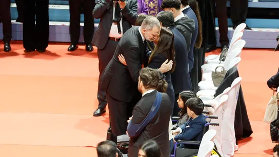 El rey Felipe saluda a familiares de las víctimas durante el funeral que se ha celebrado este jueves en Huelva para acompañar a los familiares de las 45 víctimas mortales del accidente ferroviario de Adamuz. El rey Felipe saluda a familiares de las víctimas durante el funeral que se ha celebrado este jueves en Huelva para acompañar a los familiares de las 45 víctimas mortales del accidente ferroviario de Adamuz.