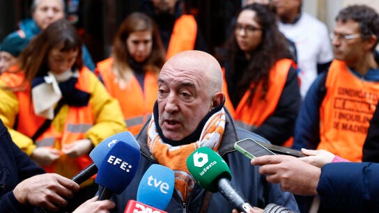 Mariano Ordaz, un jubilado de 67 a&ntilde;os, ante el portal n&uacute;mero 1 de la calle del Carnero de Madrid donde vive hasta ahora.