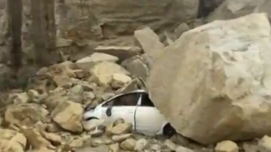 Varios coches quedan atrapados tras el derrumbe de un cerro en La Juaida, en Viator (Almer&iacute;a)