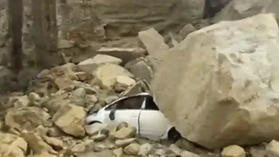Varios coches quedan atrapados tras el derrumbe de un cerro en La Juaida, en Viator (Almería) Varios coches quedan atrapados tras el derrumbe de un cerro en La Juaida, en Viator (Almería)