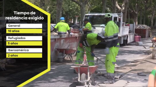 Lo que no cuenta Feij&oacute;o al achacar la regularizaci&oacute;n de migrantes a "alterar el censo": los relatos de los que han vivido el largo proceso de obtener la nacionalidad