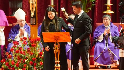 Liliana S&aacute;ez, hija de una de las victimas, habla como portavoz durante la misa funeral en memoria de las 45 personas fallecidas en el accidente ferroviario de Adamuz.