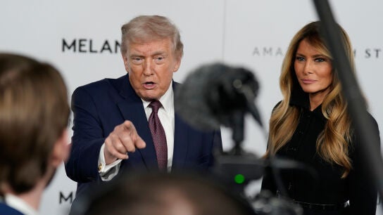 Donald Trump acompa&ntilde;a a su esposa, Melania, durante el estreno de su pel&iacute;cula