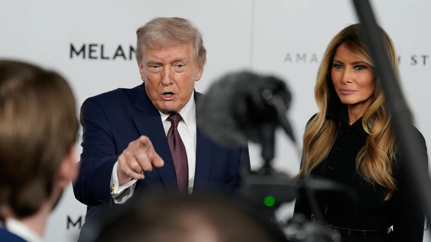 Donald Trump acompaña a su esposa, Melania, durante el estreno de su película Donald Trump acompaña a su esposa, Melania, durante el estreno de su película