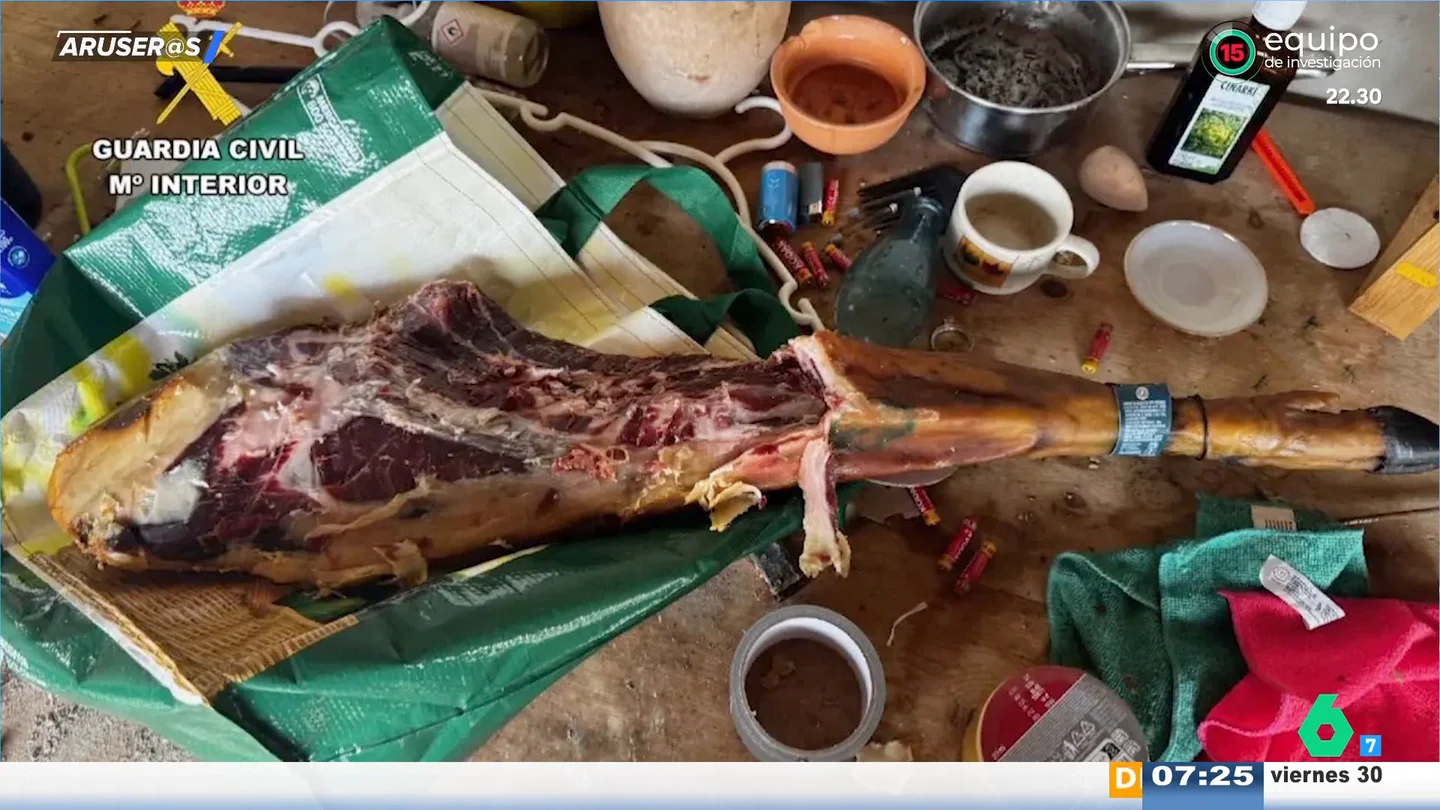 Una señora roba un jamón ibérico de 420 € y la Guardia Civil lo recupera totalmente mordisqueado La señora del jamón ibérico de 420 € que la Guardia Civil no olvidará: el robo mordisqueado que triunfa en redes