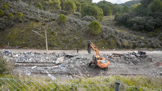 Imagen de archivo. Trabajadores realizan tareas de retirada de escombros en el punto de las vías donde tuvo lugar el accidente Imagen de archivo. Trabajadores realizan tareas de retirada de escombros en el punto de las vías donde tuvo lugar el accidente