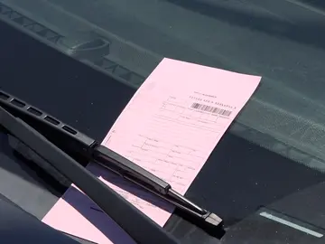 Multa en el parabrisas del coche Multa en el parabrisas del coche