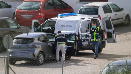 La Policía Nacional analiza el coche del presunto autor del homicidio ocurrido en Algeciras (Cádiz). La Policía Nacional analiza el coche del presunto autor del homicidio ocurrido en Algeciras (Cádiz).