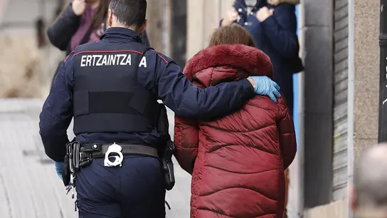 La Ertzaintza traslada a la mujer de 55 años detenida este viernes acusada de haber matado a su pareja. La Ertzaintza traslada a la mujer de 55 años detenida este viernes acusada de haber matado a su pareja.