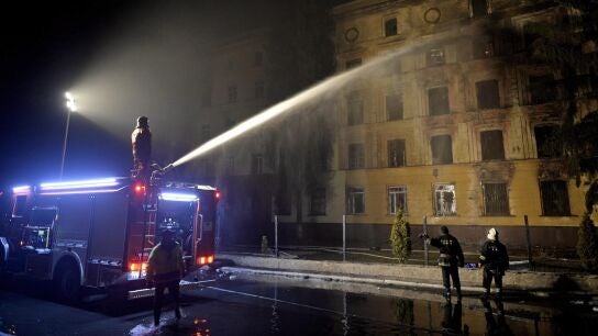 Los Bomberos extinguen un fuego en un edificio de Ucrania