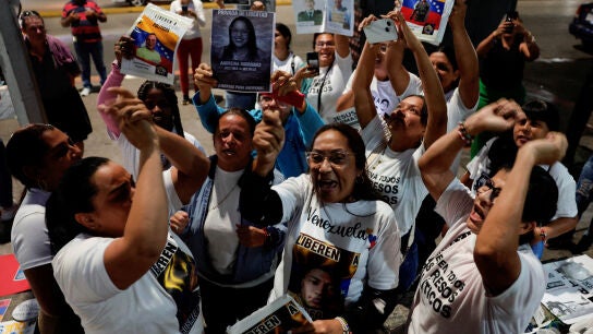 Familiares de detenidos a las puertas del centro de detenci&oacute;n Helicoide en Caracas celebran la amnist&iacute;a de presos.