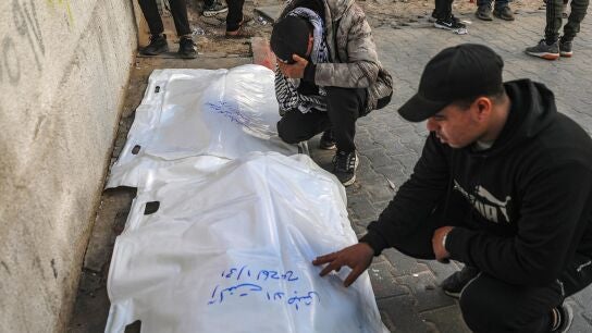 Cad&aacute;veres en Gaza