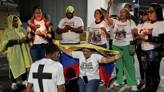 Familiares de presos en las puertas de El Helicoide. Familiares de presos en las puertas de El Helicoide.
