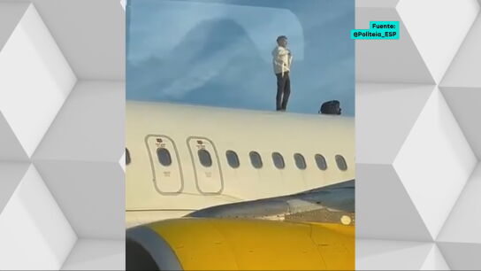 Un hombre se sube al techo de un avi&oacute;n y retrasa un vuelo Valencia-&Aacute;msterdam.