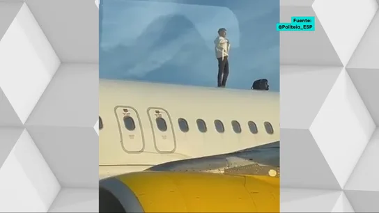 Un hombre se sube al techo de un avión y retrasa un vuelo Valencia-Ámsterdam. Un hombre se sube al techo de un avión y retrasa un vuelo Valencia-Ámsterdam.