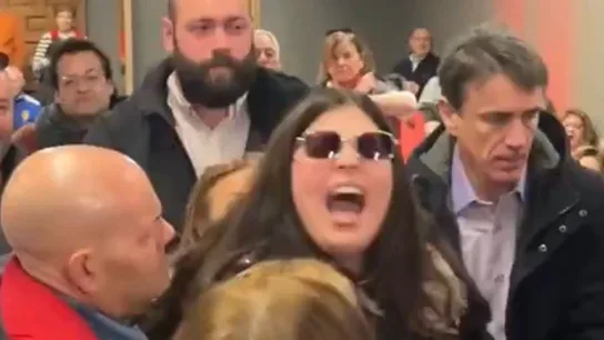 Una concejala del PP insulta a Sánchez en pleno mitin. Una concejala del PP insulta a Sánchez en pleno mitin.