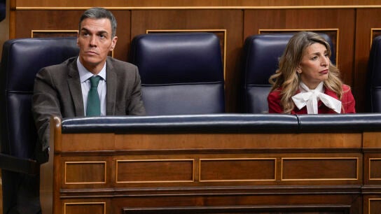 Pedro S&aacute;nchez y Yolanda D&iacute;az en el Pleno del Congreso. 
