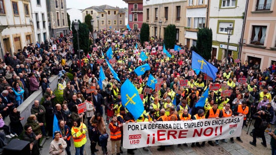 Protesta masiva en Navia contra el ERE de la empresa ENCE 
