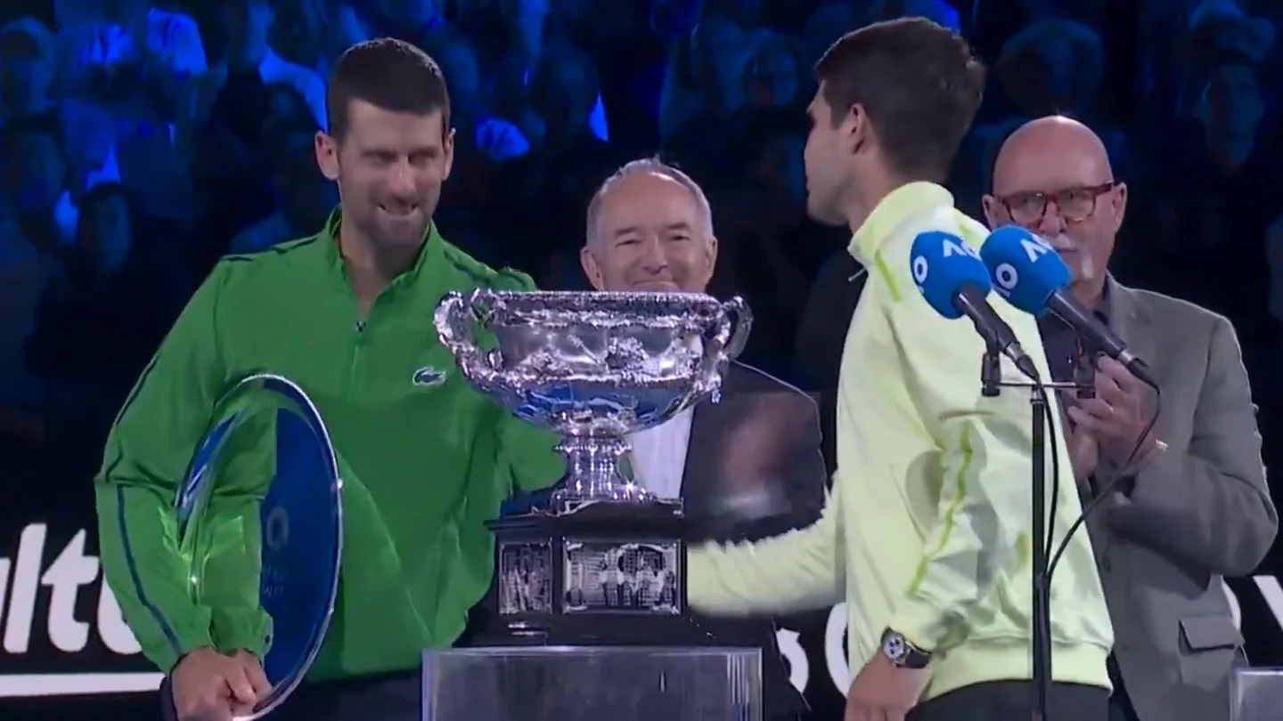 El bonito mensaje de reconocimiento de Alcaraz a Djokovic tras vencer en la final de Australia: "Es un honor" El bonito mensaje de reconocimiento de Alcaraz a Djokovic tras vencer en la final de Australia: "Es un honor"
