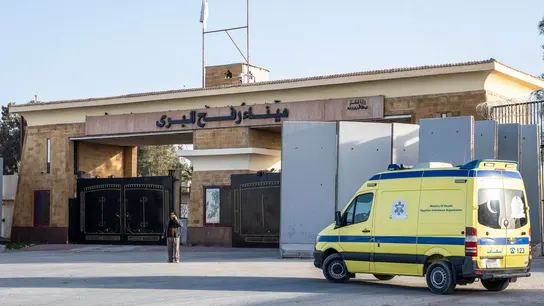 Una ambulancia espera en el cruce de Rafah Una ambulancia espera en el cruce de Rafah