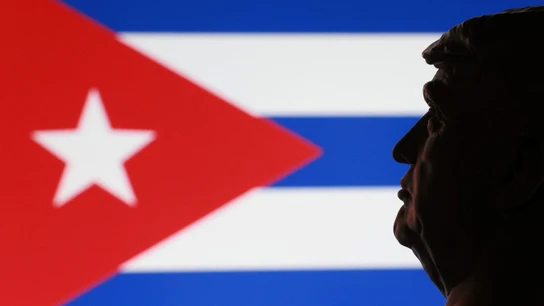 Un busto de Donald Trump frente a la bandera de Cuba. Un busto de Donald Trump frente a la bandera de Cuba.